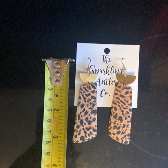 Leopard leather dangle earrings - Picture 3 of 3